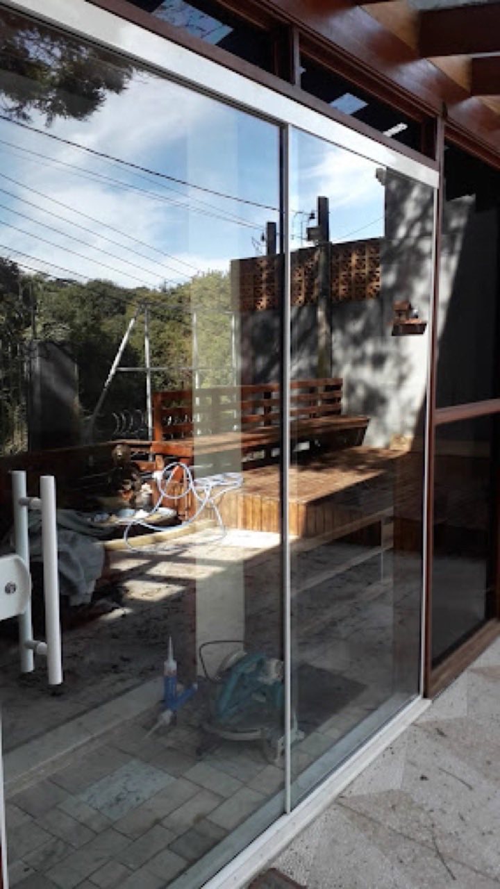 Porta de vidro de sacada instalada em varanda